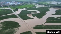 中國吉林省舒蘭被洪水淹沒的道路和農田。 （2023年8月4日）