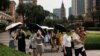 資料照片: 2023年4月30日中國澳門勞動節假期期間，遊客在由金沙中國運營的澳門倫敦人賭場度假村的大本鐘複製品前拍照