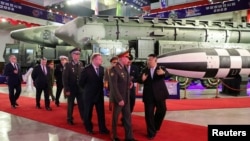 北韓領導人金正恩與俄羅斯國防部長紹伊古參觀北韓武器展覽。（2023年7月27日）