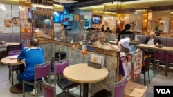 受廟街夜市拉走顧客影響，位於佐敦區的茶餐廳在晚餐時間的生意也難言理想 (美國之音 林淦峰)