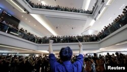 在香港反送中運動期間一組音樂演奏者在九龍塘的一家商場演奏《願榮光歸香港》。（2019年9月18日）