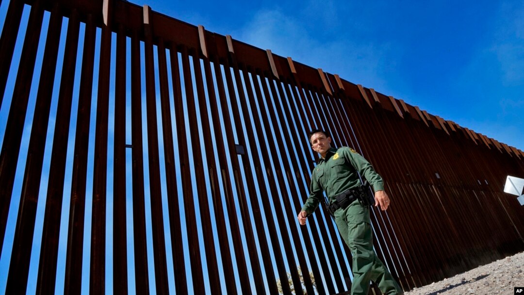 ARCHIVO - El subjefe de la Patrulla Fronteriza para el sector de Tucson, Justin De La Torre, camina a lo largo de la valla fronteriza de la frontera entre Estados Unidos y México, el 29 de agosto de 2023, en el Monumento Nacional Organ Pipe Cactus cerca de Lukeville, Arizona.