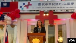 美國在台協會主席勞拉·羅森伯格在台灣駐美代表處於華盛頓舉行的雙十慶祝活動中發表講話。(2023年10月4日，美國之音鍾辰芳拍攝)