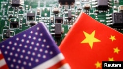 美中國旗與半導體芯片圖示。