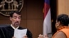 La secretaria del condado de Clerk Ché Alexander , a la derecha, habla con el juez del Tribunal Superior del condado de Fulton, Robert McBurney, en Atlanta, EEUU, el 14 de agosto de 2023.