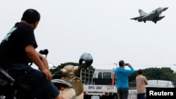 台灣民眾在新竹空軍基地附近觀看台灣空軍幻影2000-5型戰機起降。 （2024年5月23日）