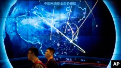 2017年9月12日，在北京舉行的中國互聯網安全大會上，與會者走過顯示中國最近受到網絡攻擊的電子顯示屏。（美聯社照片）