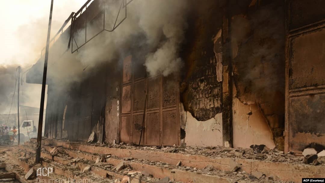 Magazini mpe ndako mingi lokola mpe biloko bisusu bilaki moto nsim na motuka momemaka petololo kopela moto na nzela ya Py Bass, Kinshasa, RDC, 8 sanza ya mwambe 2023. (ACP)
