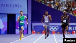 美國短跑選手埃里揚·奈頓(Erriyon Kighton，中)在巴黎奧運會上參加男子200公尺短跑半決賽。 (2024年8月7日)