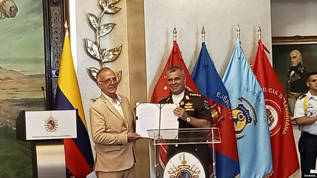 Los ministros de Defensa de Colombia, Iván Velásquez, a la izquierda, y Venezuela, Vladimir Padrino, se reunieron en Caracas, el 11 de mayo. [Foto: Cortesía: Ministrio de defensa de Colombia]