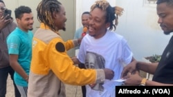 Músico Doppaz é cumprimentado por amigos e familiares à saída da cadeia civil de Maputo. Moçambique, 10 de agosto, 2023