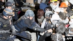 加州警方在洛杉磯加州大學洛杉磯分校(UCLA) 校園裡與親巴勒斯坦學生展開對峙並逮捕了多人。 (2024年5月2日)