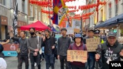 數以百計的示威者在香港2019年反送中抗議期間發生的“831港鐵太子站事件”五週年紀念日從倫敦特拉法加廣場出發,途經倫敦華埠遊行至香港駐倫敦經貿辦外抗議。(美國之音/鄭樂捷)