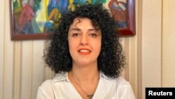 Narges Mohammadi, activista iraní de derechos humanos y vicepresidente del Centro de Defensores de los Derechos Humanos (DHRC), posa en esta fotografía sin fecha. Fotos del archivo de la familia Mohammadi/Folleto vía REUTERS