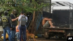在巴拿馬達連省聖塔菲郊區，邊境警察逮捕了涉嫌販運移民的人口販子。 (2024年8月7日)