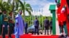 Shugaban Najeriya Bola Ahmed Tinubu yana duba jami'an tsaro a bikin ranar dimokuradiyya a fadarsa