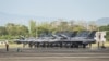 2024年4月11日，美菲聯合空軍軍事演習期間，美國空軍F-16戰鬥機停放在菲律賓邦板牙省的巴薩空軍基地。(法新社照片)