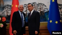 中國外長王毅在北京會晤到訪的歐盟外交與安全政策高級博雷利（Josep Borrell）。 （2023年10月13日）