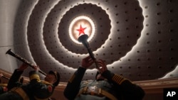中國軍樂團在北京人大會堂內演奏。（2024年3月11日）