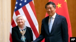 （資料照片）2023 年 7 月 8 日，財政部長珍妮特耶倫在北京釣魚台國賓館與中國副總理何立峰會面。耶倫在本週將接待何立峰進行為期兩天的會談。