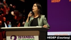 HEDEP Eş Genel Başkanı Tuncer Bakırhan Mart ayında yapılacak yerel seçimlerde partisiyle ittifak yapmak isteyenlerin açık ve şeffaf olması gerektiğini söyledi. Diğer Eş Başkan Tülay Hatimoğulları “Bu seçimde kimsenin irademize kayyım atamasına izin vermeyeceğiz” dedi.