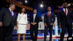 Os candidatos presidenciais republicanos, da esquerda para a direita, o ex-governador de Nova Jérsia, Chris Christie, a ex-embaixadora da ONU, Nikki Haley, o governador da Flórida, Ron DeSantis, o empresário Vivek Ramaswamy e o senador Tim Scott