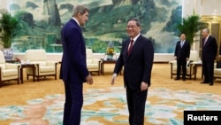 美國氣候問題特使約翰·克里（John Kerry）2023年7月18日在北京會晤中國總理李強。 （媒體聯訪照片）