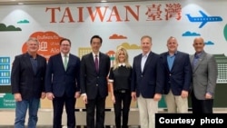 美國聯邦眾議院共和黨研究委員會主席凱文·赫恩(右三）率領的代表團抵達台灣訪問。(2023年7月3日， 台灣外交部提供）