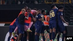 Jogadores de Cabo Verde celebram o segundo golo no jogo contra o Egito no Estádio Felix Houphouet-Boigny, em Abidjan, 22 janeiro 2024 (FRANCK FIFE / AFP)