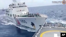 中國海警船在南中國海薩比納淺灘附近衝撞菲律賓海岸警衛隊船隻。 (2024年8月31日)