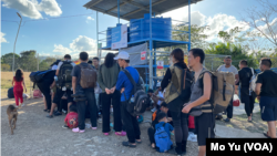 在巴拿馬聖文森(San Vicenter)移民接收點，走出雨林的中國走線移民正在排隊等巴士。 他們中不少帶著孩子一家人走線。 巴拿馬政府組織的由私人營運的大巴將把他們送往哥斯達黎加。