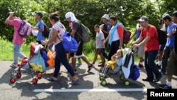 2019年6月5日中美洲移民在前往美國的高速公路上。