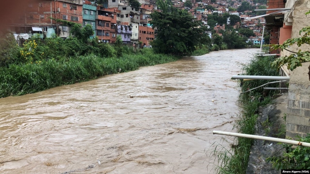 El río Guaire en Caracas, Venezuela, registra una creciente de su caudal debido a las lluvias el jueves, 6 de octubre de 2022.