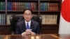 일본 집권 자민당의 기시다 후미오 신임 총재가 29일 당선 직후 취재진에 집무실을 공개하고 있다.