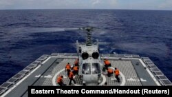 中國東部戰區發布的照片​​顯示中國海軍正在參加針對台灣的軍演。（2022年8月8日）