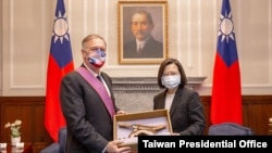 台灣總統蔡英文3月3日頒授美國前國務卿蓬佩奧“特種大綬景星勳章”。（台灣總統府提供）