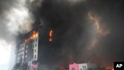 Jengo lachomeka baada ya shambulio la kombora kwenye mji mkuu wa Ukraine, Kyiv. Machi 3, 2022. Picha ya AP