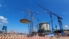 資料照片: 2018年5月23日中國廣西壯族自治區防城港核電廠華龍一號核電機組頂部安裝穹頂