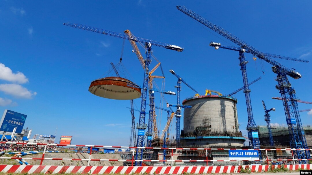 2018年5月23日，中國廣西壯族自治區防城港核電站的華龍一號核反應堆上方安裝了圓頂。（照片由防城港核電站提供，中國日報通過路透社發布）