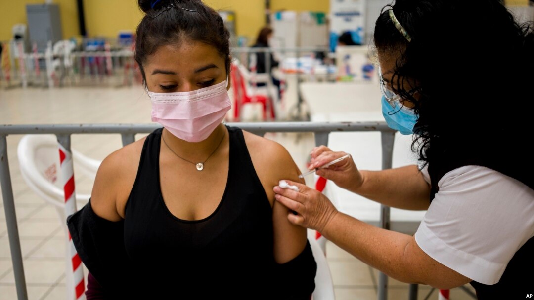 Una enfermera aplica un refuerzo de AstraZeneca contra el COVID-19 en un centro de vacunación en Ciudad de Guatemala, el 1 de marzo de 2022.