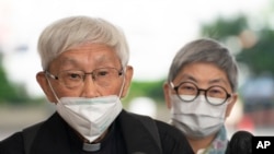 香港榮休樞機主教陳日君（Cardinal Zen，前立者）。