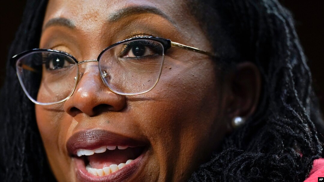 La candidata a la Corte Suprema Ketanji Brown Jackson testifica durante su audiencia de confirmación del Comité Judicial del Senado en el Capitolio en Washington, el martes 22 de marzo de 2022.