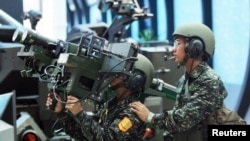 台灣士兵在展示美制“毒刺”便攜式防空導彈。（2005年8月11日）