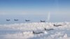 주일미군 소속 F-16 전투기 4대(위)가 일본 자위대 F-15 전투기들과 함께 지난 5월 동해(일본해) 상공을 비행하고 있다. (자료사진)
