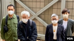 已停止運作的“612人道支援基金”4名信託人學者許寶強(左起)、天主教香港教區榮休主教陳日君樞機、大律師吳靄儀、歌手何韻詩，5月24日到西九龍裁判法院應訊 (國之音/湯惠雲)
