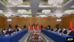 美國總統拜登（左）和中國國家主席習近平（右） 2022 年 11 月 14 日在印度尼西亞度假勝地巴厘島出席 G20 峰會期間會晤。
