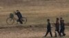 중국 단둥에서 압록강 너머로 바라본 북한 신의주의 어린이들. (자료사진)