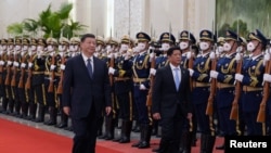 資料圖片：中國國家主席習近平2023年1月4日為造訪的菲律賓總統小馬科斯舉行歡迎儀式。 （路透社）