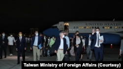 美國聯邦參議院預算委員會共和黨首席議員林賽·格雷厄姆（Lindsey Graham）2022年4月14日率領跨黨派參眾議員訪問團飛抵台灣松山機場。 （照片提供：台灣外交部）。