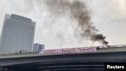 北京海淀區四通橋2022年10月13日有抗議者懸掛要求習近平下台的標語橫幅。網路監管人員迅速刪除在中國社群媒體平台廣泛傳播的橫幅照片。